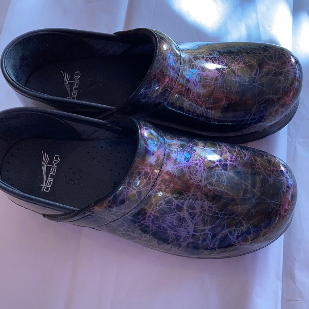 Ladies EU size 38 Dansko clogs new w/o tags. Bronze w/pink patent leather.